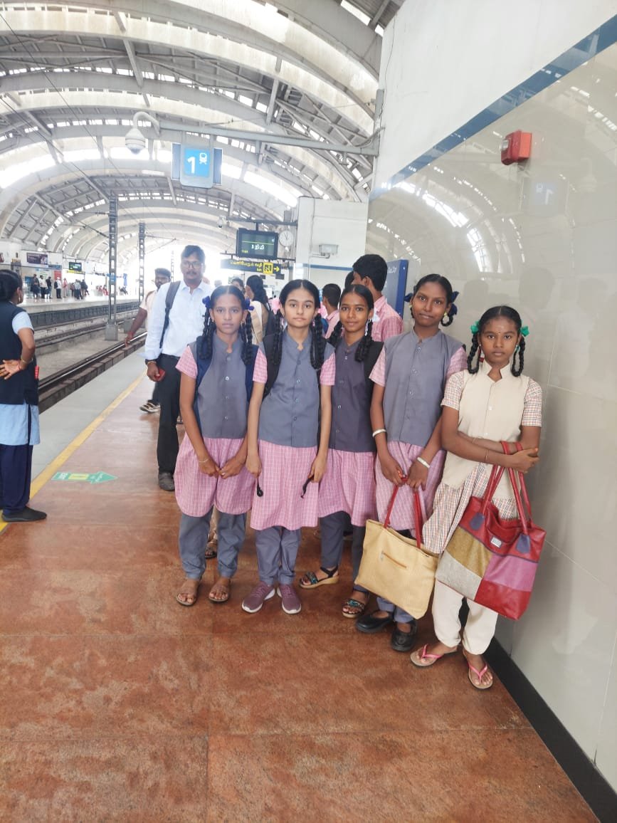 அரசு பள்ளி மாணவர்கள் விமானம் மூலம் சென்னைக்கு பயணம்