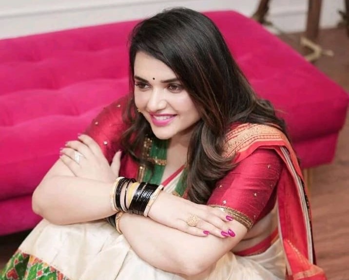 போலீஸ் காவலில் மேக்கப் போட்ட நடிகை