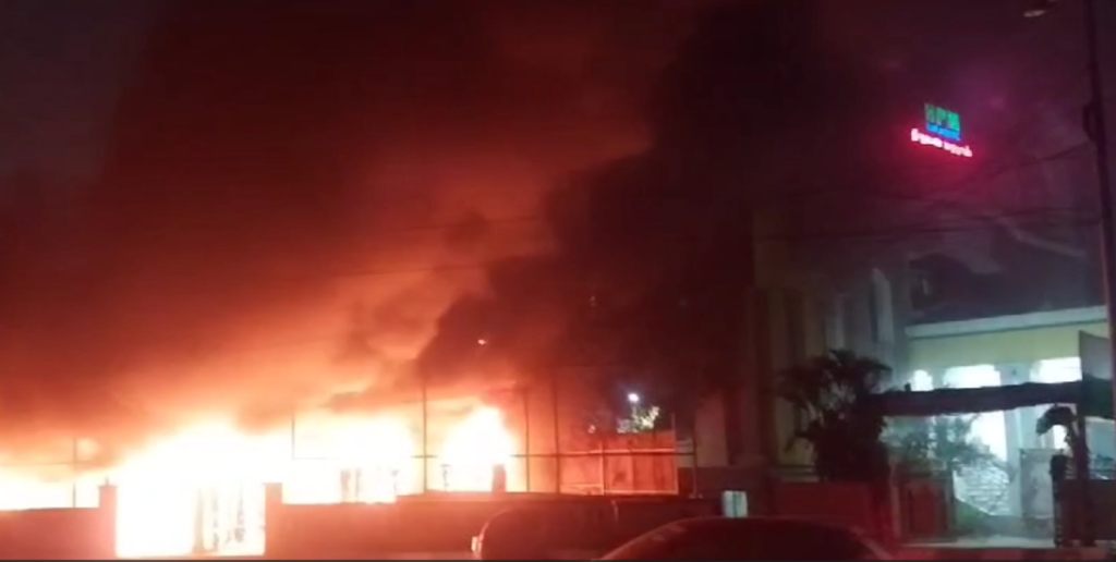 சென்னை அம்பத்தூரில் விளையாட்டு பொருட்கள் வைக்கப்பட்டிருந்த குடோனில் பயங்கர தீ விபத்து