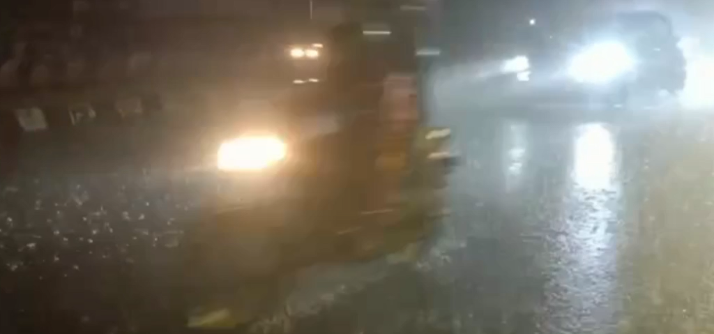 பலத்த காற்றுடன் கொட்டி தீரத்த மழை