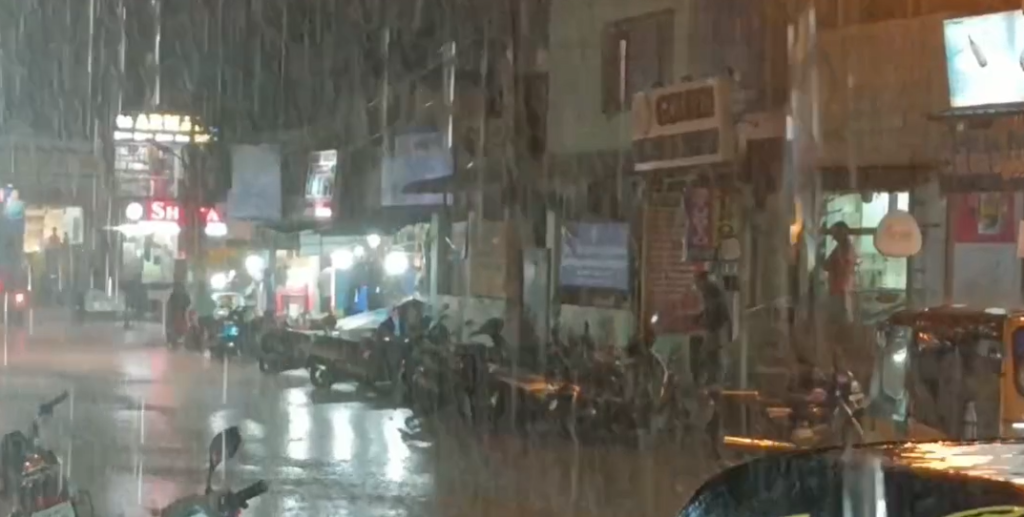 பலத்த காற்றுடன் கொட்டி தீரத்த மழை