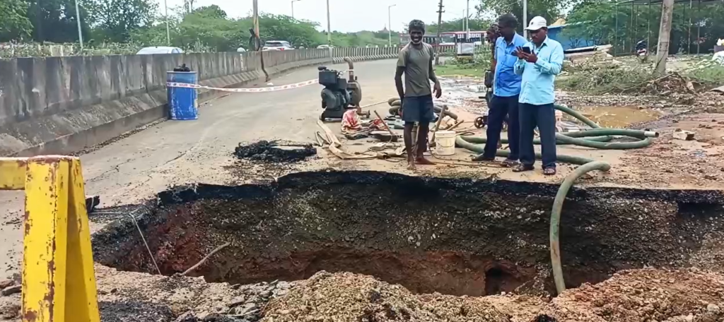 அம்பத்தூர் சூரப்பட்டு அருகே மெட்ரோ குடிநீர் ராட்சத குழாயில் வெடிப்பு ஏற்பட்டு சாலையில் ராட்சத பள்ளம்