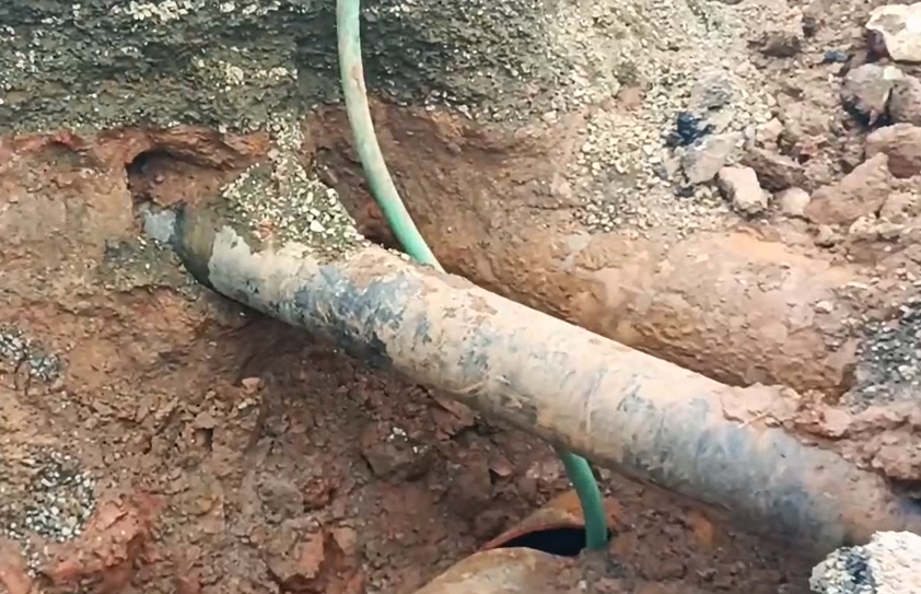 அம்பத்தூர் சூரப்பட்டு அருகே மெட்ரோ குடிநீர் ராட்சத குழாயில் வெடிப்பு ஏற்பட்டு சாலையில் ராட்சத பள்ளம்