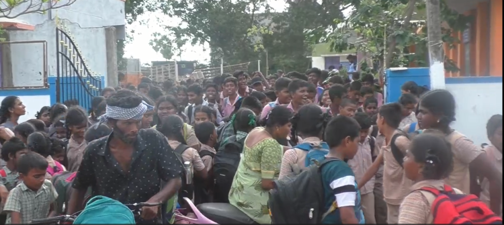 ஆவடி அருகே படிப்பை பாதியில் நிறுத்தும் மாணவர்கள் - வட்டாட்சியர் அலுவலகம் திரண்ட மக்கள்