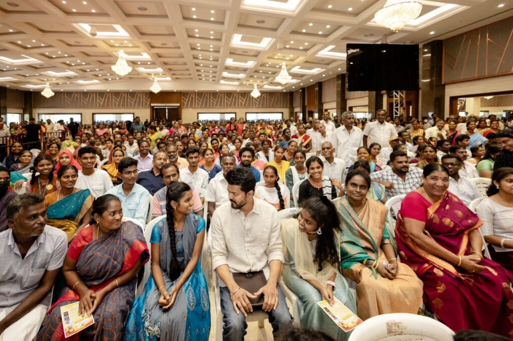 தவெக தலைவராக மாணவர்களை சந்தித்து ஊக்கத்தொகை வழங்குகிறார் விஜய்!