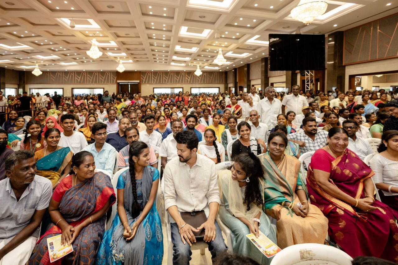 தவெக தலைவராக மாணவர்களை சந்தித்து ஊக்கத்தொகை வழங்குகிறார் விஜய்!