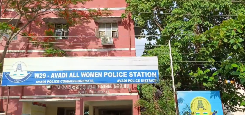 ஆவடி அனைத்து மகளிர் காவல் நிலையம் முன்பு மின் கம்பிகள் அறுந்து விழும் அபாயம்