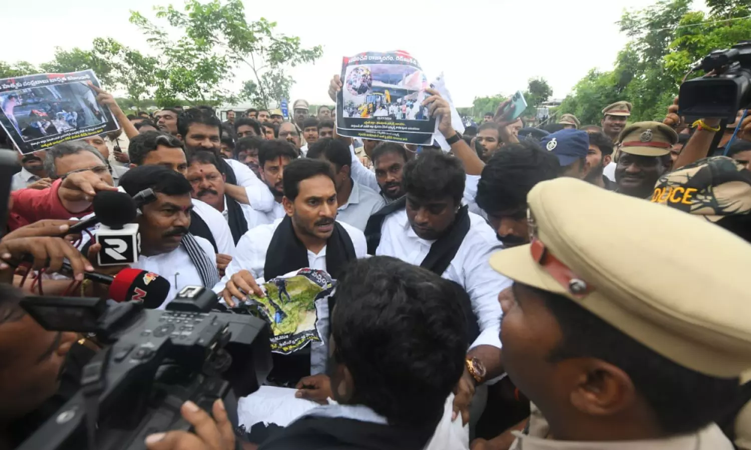 ஆந்திரா சட்டப்பேரவையில் கருப்பு உடை - ஜெகன் மோகன் ரெட்டி