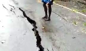 ஆவடி பேருந்து நிலையம் அருகே சாலையில் திடீர் விரிசல்