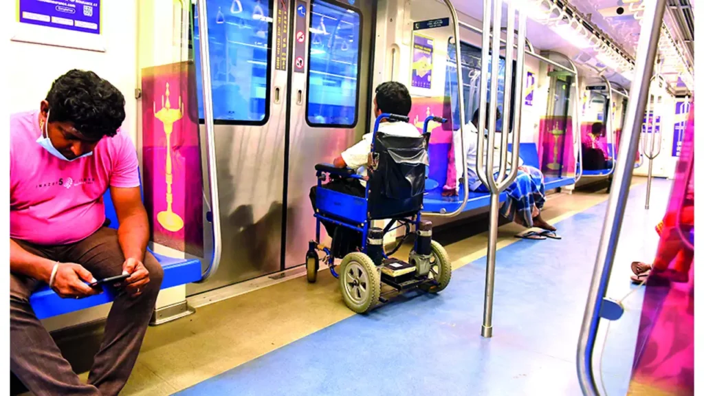 மெட்ரோ ரயிலில் மாற்றுத்திறனாளிகளுக்கு சாய்தள வசதி ஏற்படுத்த உயர்நீதிமன்றத்தில் வழக்கு