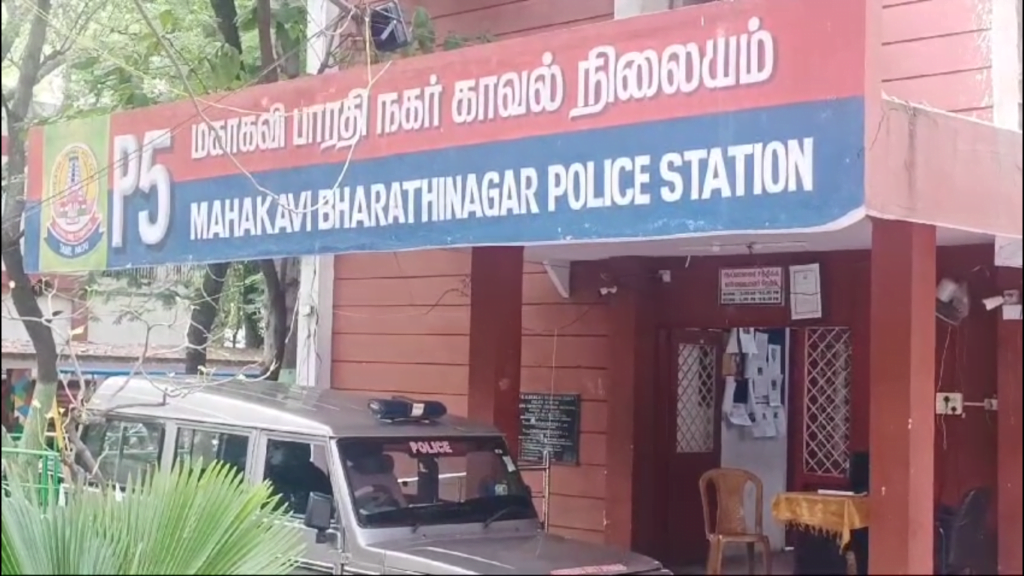 வியாசர்பாடி எம்.கே.பி நகரில் வீடியோ கேமரா திருடி - சி.சி.டிவி சிக்கிய  வாலிபர்