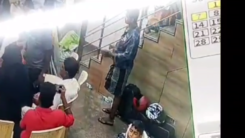 வியாசர்பாடி எம்.கே.பி நகரில் வீடியோ கேமரா திருடி - சி.சி.டிவி சிக்கிய  வாலிபர்