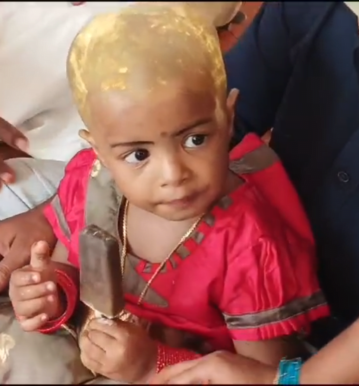 காது குத்தும் பொழுது அழும் குழந்தைக்கு குச்சி ஐஸ்