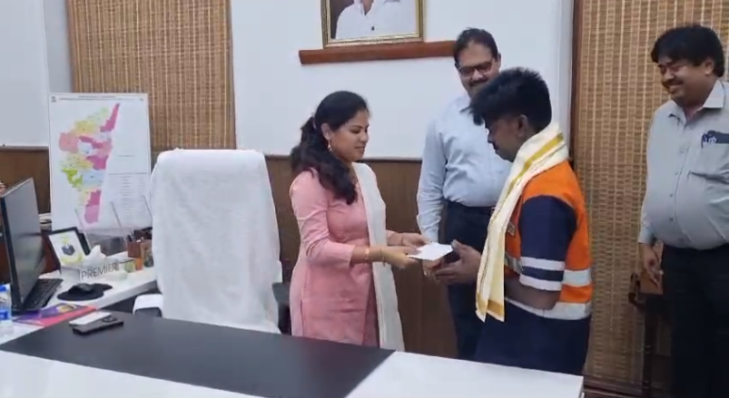 குப்பை தொட்டியில் கிடைத்த வைர நெக்லஸ் - தூய்மை பணியாளரை பாராட்டிய மேயர்