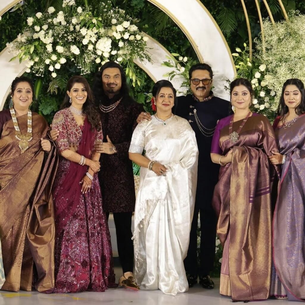 திரைப் பிரபலங்கள் பங்கேற்ற வரலட்சுமியின் திருமண வரவேற்பு......வைரலாகும் புகைப்படங்கள்!