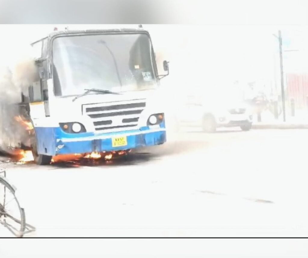 பெங்களுரு: பற்றி எரிந்த அரசு பேருந்து - உயிர் தப்பிய பயணிகள்