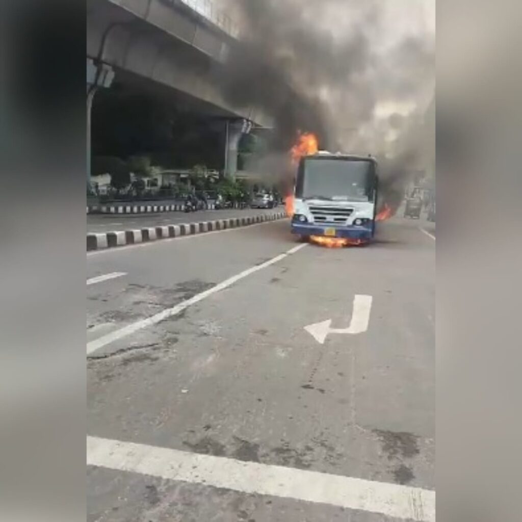 பெங்களுரு: பற்றி எரிந்த அரசு பேருந்து - உயிர் தப்பிய பயணிகள்