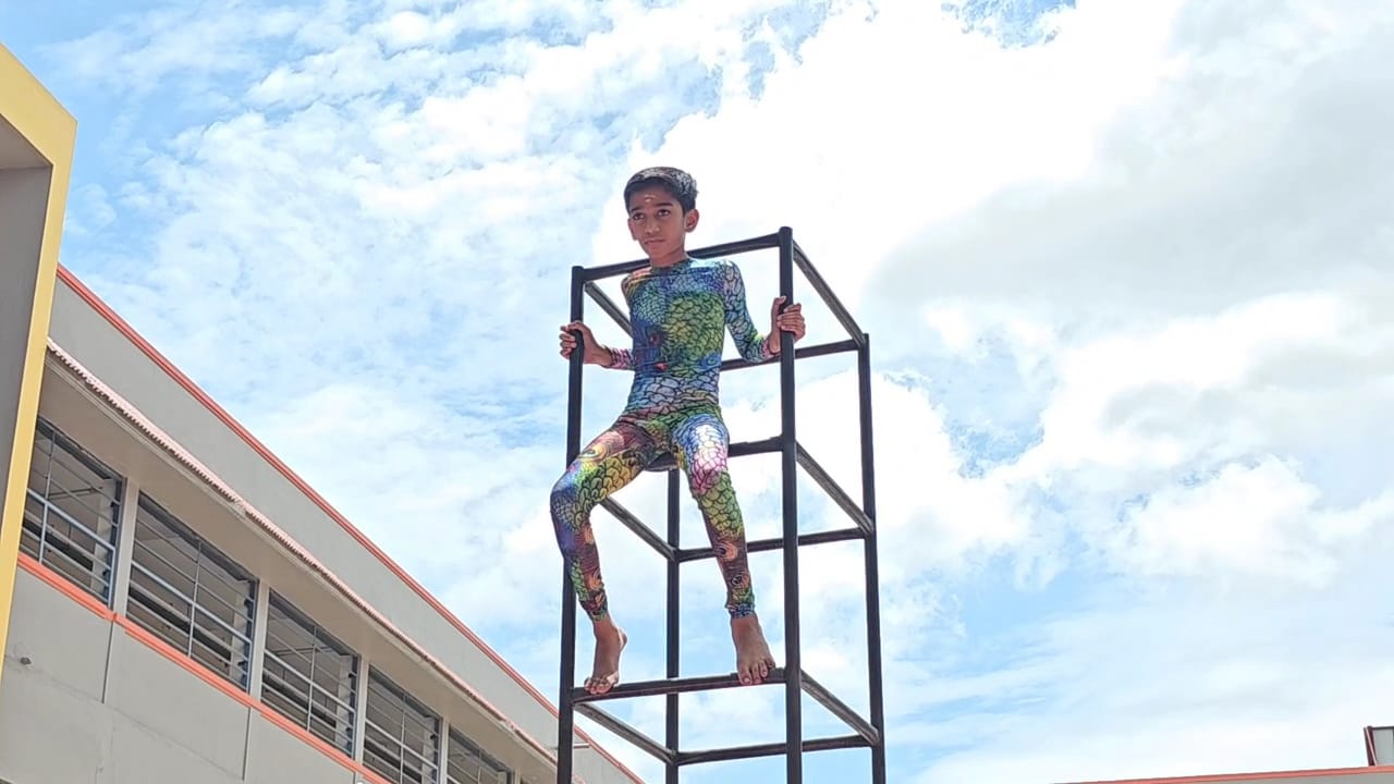 டவரில் ஏறி சிறுவன் யோகாசனம்