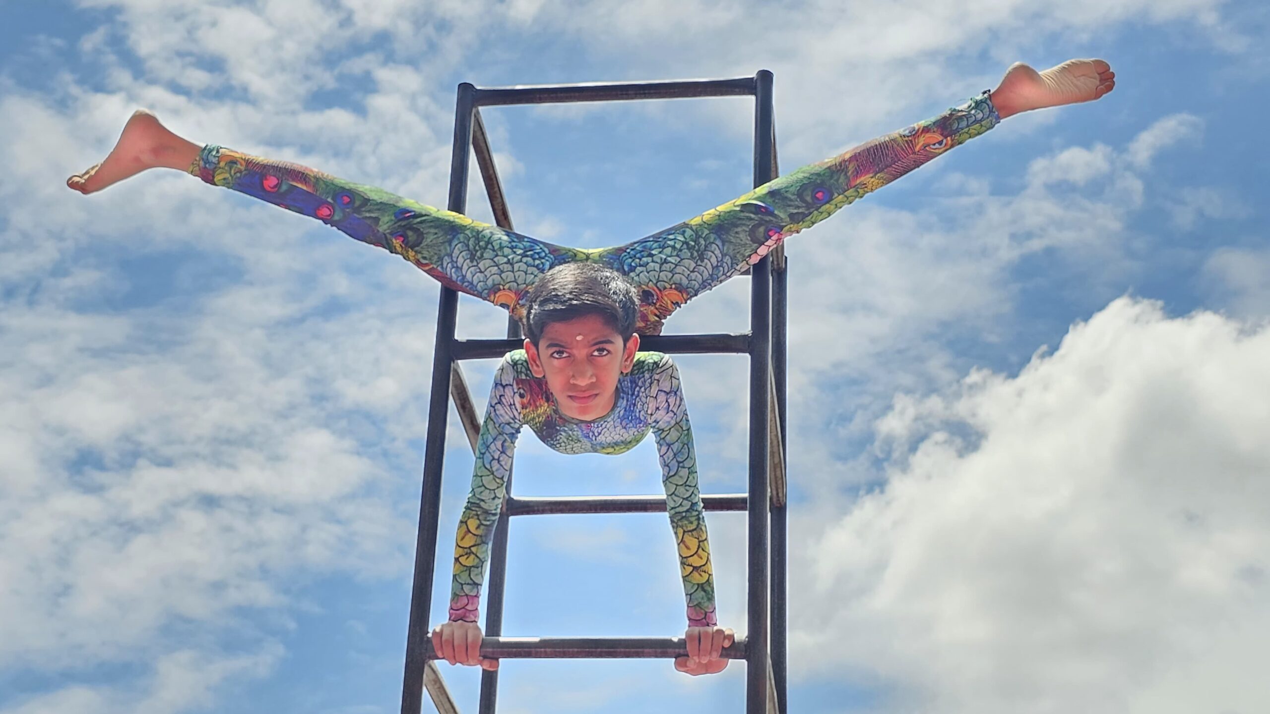 டவரில் ஏறி சிறுவன் யோகாசனம்