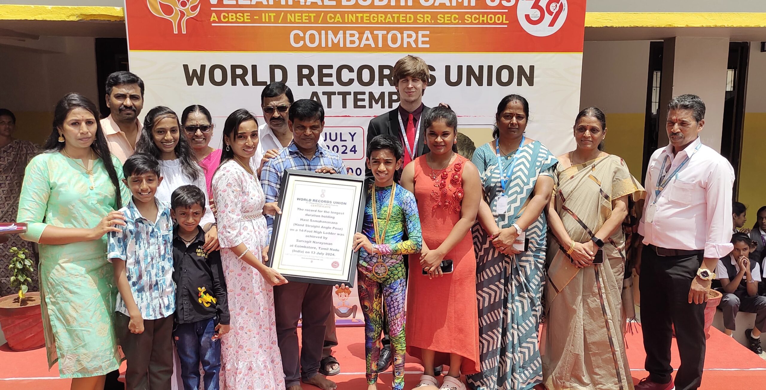 டவரில் ஏறி சிறுவன் யோகாசனம்