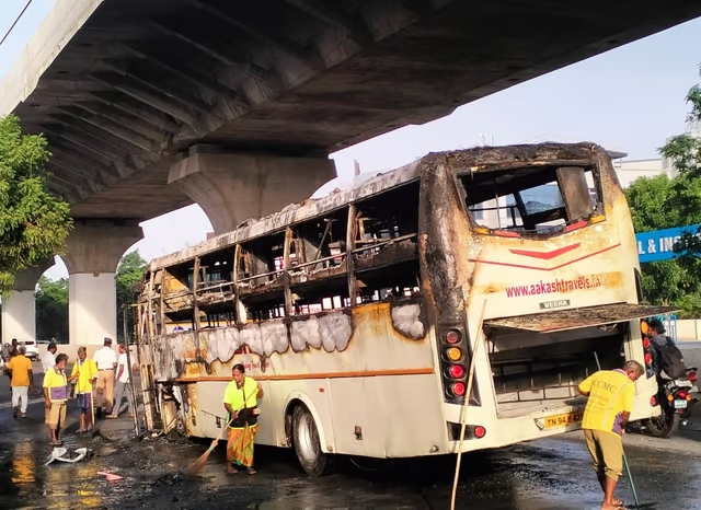 தனியார் ஆம்னி பேருந்து தீயில் எறிந்து சேதம்