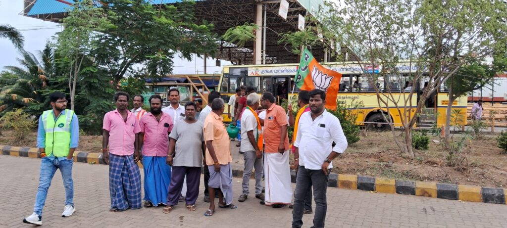 உளுந்தூர்பேட்டை டோல் கேட்டில் பாஜக நிர்வாகிகள் முற்றுகையிட்டு போராட்டம்