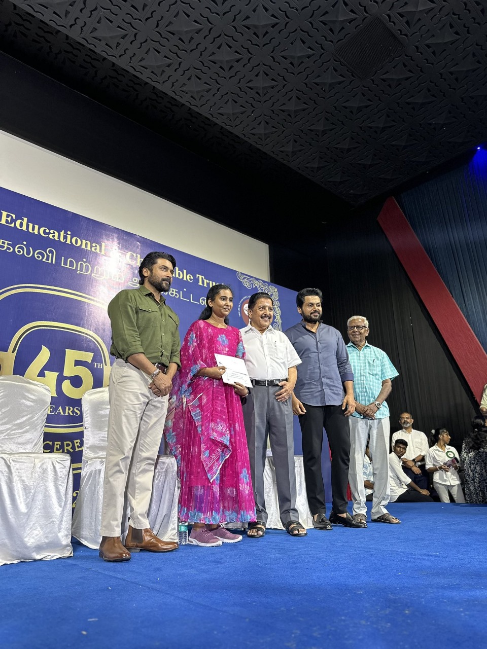 'கல்வி ஒரு ஆயுதம், கல்வி ஒரு கேடயம்'.... மேடையில் நடிகர் சூர்யா பேச்சு!