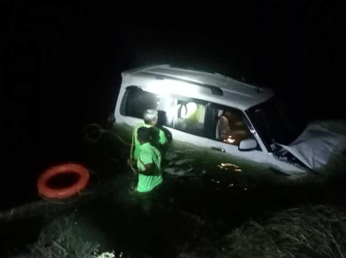 திருப்பூர்: குளத்தில் காா் விழுந்து விபத்து