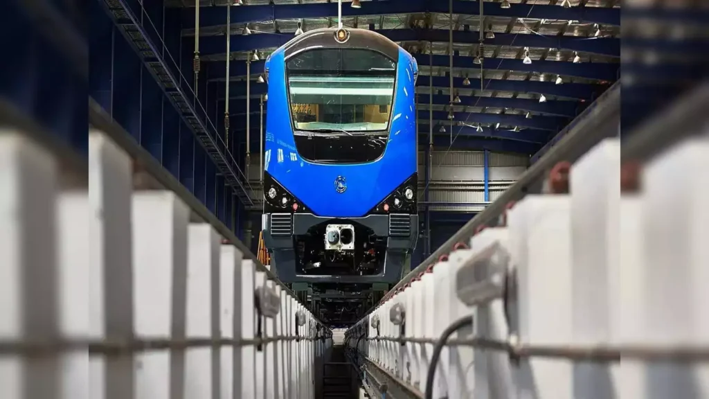 மெட்ரோ ரயிலில் மாற்றுத்திறனாளிகளுக்கு சாய்தள வசதி ஏற்படுத்த உயர்நீதிமன்றத்தில் வழக்கு