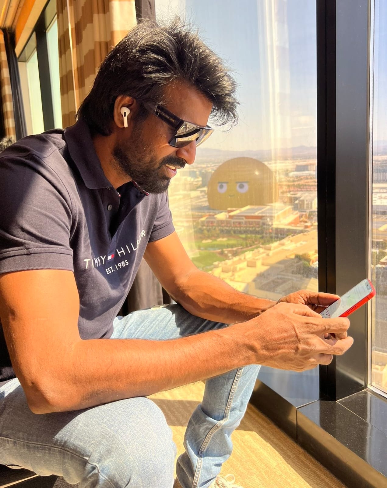 அமெரிக்காவின் லாஸ் வேகாஸில் ஸ்டைலாக போஸ் கொடுக்கும் நடிகர் சூரி!