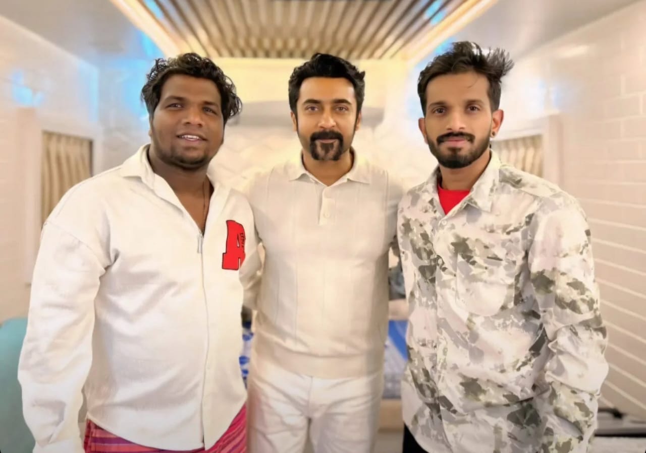 நடனக் கலைஞர்களுடன் நடிகர் சூர்யா.... வைரலாகும் ஃபோட்டோஸ்!