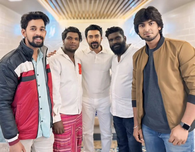 நடனக் கலைஞர்களுடன் நடிகர் சூர்யா.... வைரலாகும் ஃபோட்டோஸ்!