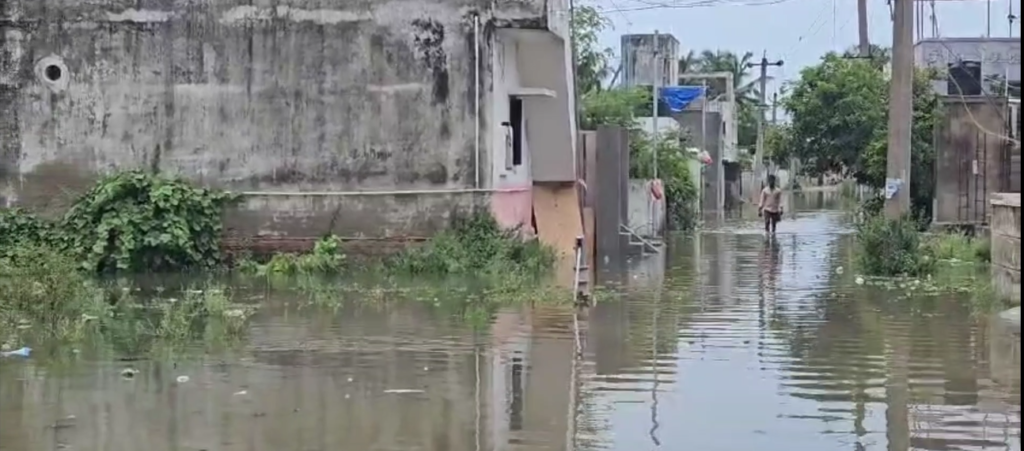 திருநின்றவூரில் குடியிருப்புகளை சூழ்ந்த வெள்ளம் - மக்கள் அவதி
