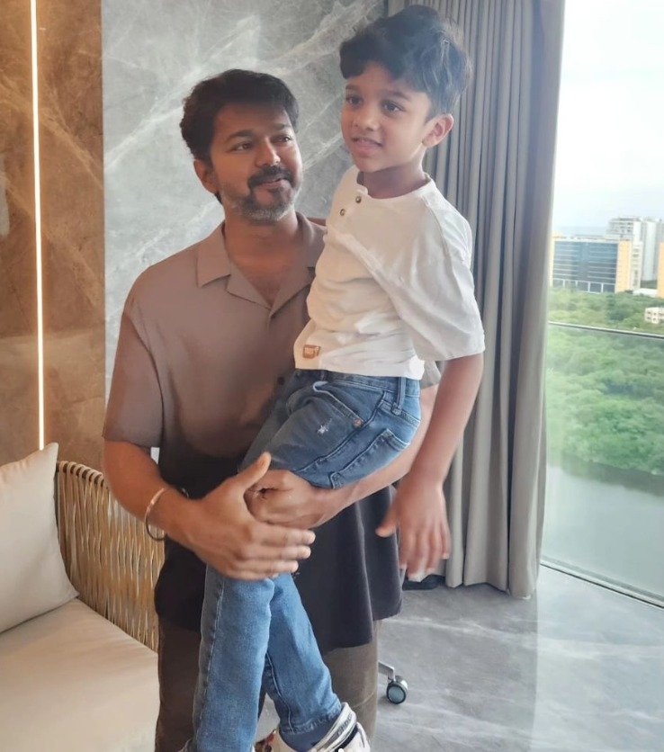 நடிகை ரம்பா குடும்பத்துடன் தளபதி விஜய்..... வைரலாகும் புகைப்படங்கள்!