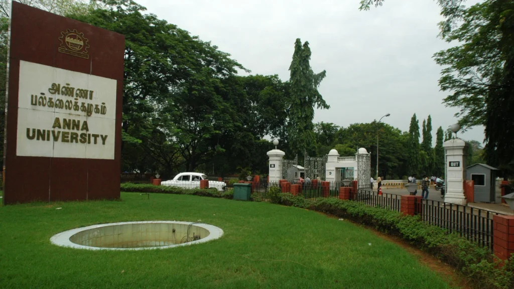 ஒரே பேராசிரியர் பல கல்லூரிகளில் பணியாற்றும்  முறைகேடு-500 பேராசிரியர்கள் சிக்கினார்கள்