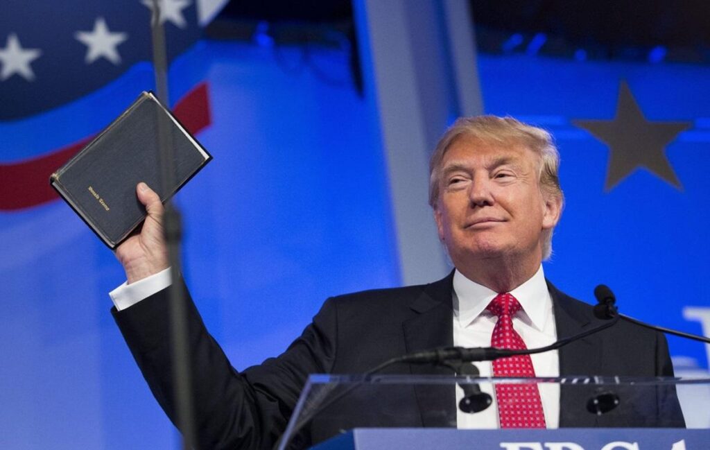  பைபிள் விற்பனை: டொனால்ட் டிரம்ப்புக்கு ரூ.2.5 கோடி வருவாய்