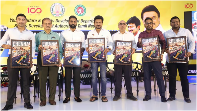 சென்னையில் ஃபார்முலா 4 கார்பந்தயம் - காட்சிப்படுத்தப்பட்டுள்ள கார்கள் முன்பு செல்பி எடுத்து மகிழும் பொது மக்கள்