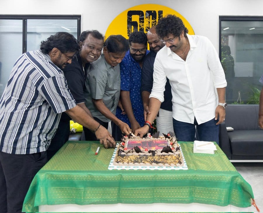 டிமான்ட்டி காலனி 2 படத்திற்கு கிடைத்த வெற்றியை கேக் வெட்டி கொண்டாடும் படக்குழு!