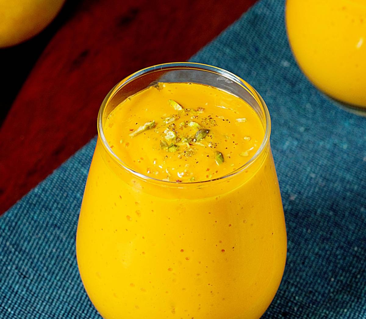 அடிக்கிற வெயிலுக்கு கூலான மாம்பழ லஸ்ஸி குடிங்க!