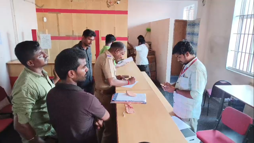 சேலம் அருகே தனியாக இருந்த மூதாட்டியை பணத்திற்காக அடித்து கொலை செய்து ஆற்றில் வீசிய கொடூரம்