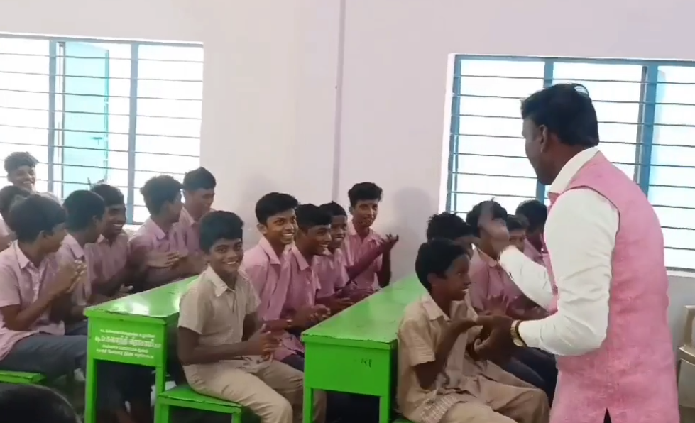 அரசு பள்ளி மாணவிகளுக்கு மன அழுத்தத்தை குறைக்க விழிப்புணர்வு  நிகழ்ச்சி