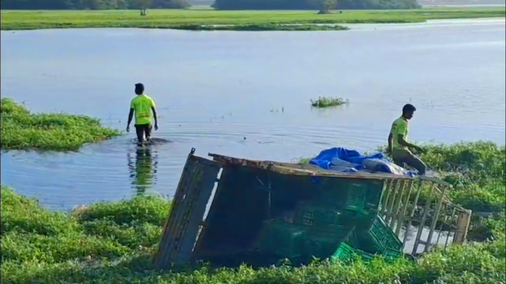 மேம்பாலத்திலிருந்து ஏரியில் விழுந்து டாட்டா ஏசி வாகனம் விபத்து