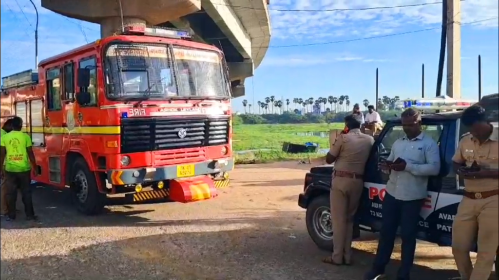 மேம்பாலத்திலிருந்து ஏரியில் விழுந்து டாட்டா ஏசி வாகனம் விபத்து