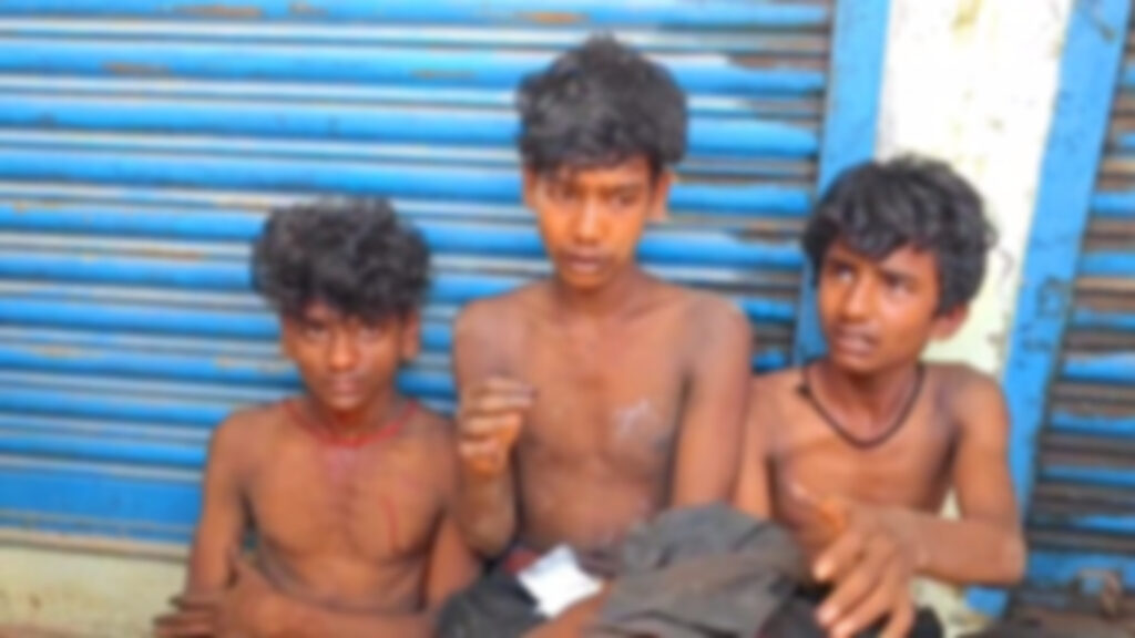 ஆவடி அருகே தனியாக இருந்த பெண்ணை நோட்டமிட்டு, வீட்டுக்குள் சுவர் ஏறி குதித்து அத்துமீற முயன்ற வட மாநில சிறுவர்கள்..வட மாநிலத்தவர்களை தர்ம அடி கொடுத்து போலீசில் ஒப்படைத்த பொதுமக்கள்.