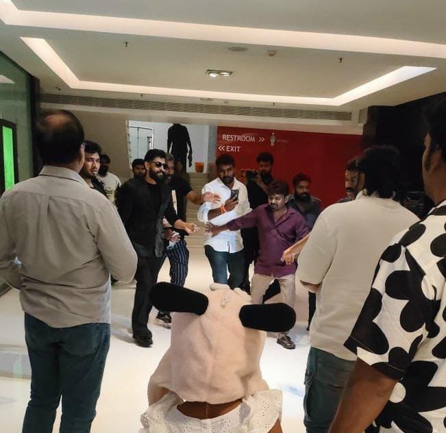 ரசிகர்களுடன் 'தங்கலான்' படத்தை காணும் நடிகர் விக்ரம்!