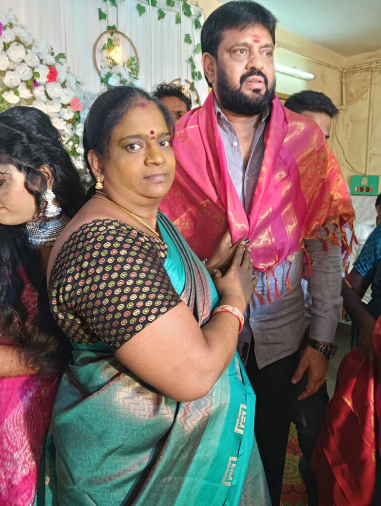 அதிமுக மகளிர் அணி செயலாளருக்கு கொலை மிரட்டல்; மற்றொரு பெண் நிர்வாகி கைது