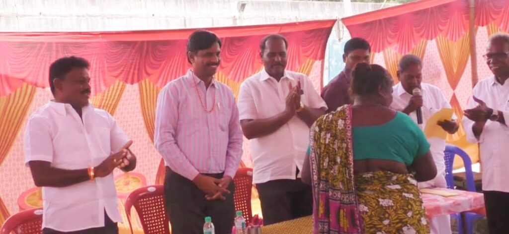 ஆவடி: ஆணையருக்கு பாசி மணி மாலை அணிவித்த பழங்குடி மக்கள்