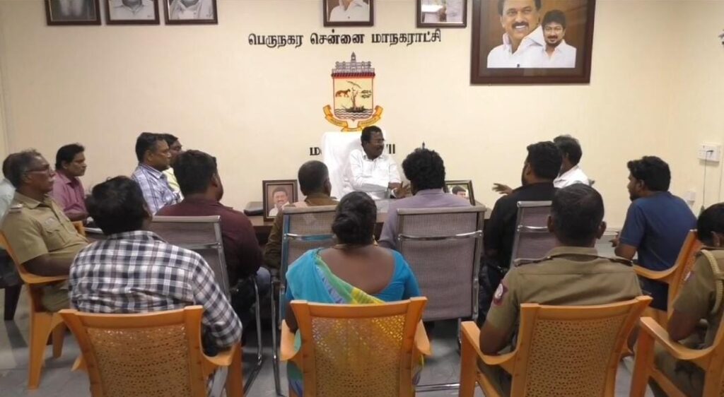 அம்பத்தூரில் துப்புரவு ஆய்வாளர் பெண் பணியாளர்களிடம் ஆபாச பேச்சு