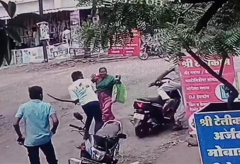 மகனை வாளால் வெட்ட வந்த இளைஞர்கள்... கற்களை வீசி விரட்டியடித்த வீரத்தாய்