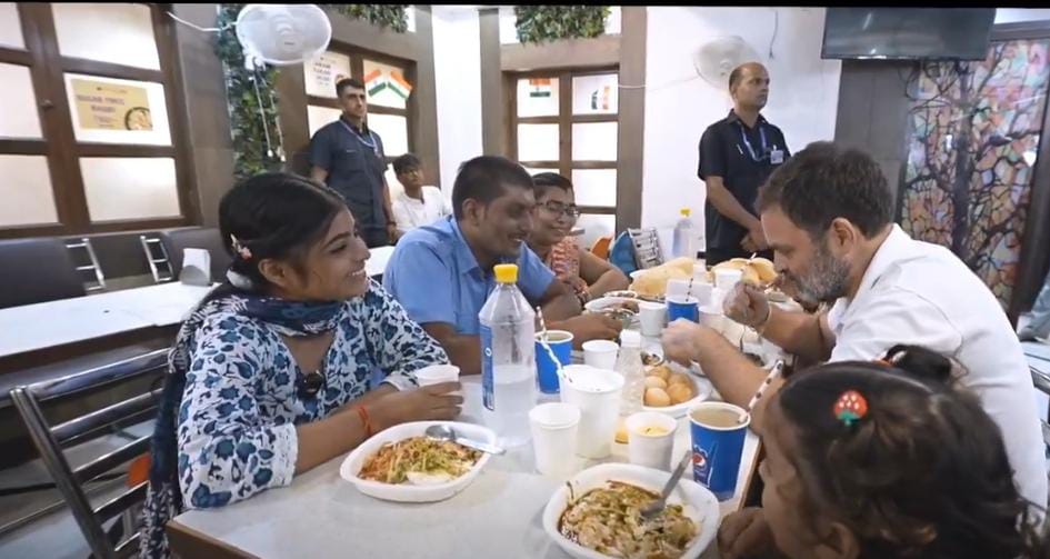 கால் டாக்சியில் பயணம் மேற்கொண்ட ராகுல்காந்தி